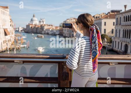 Frau, die in Venedig unterwegs ist Stockfoto