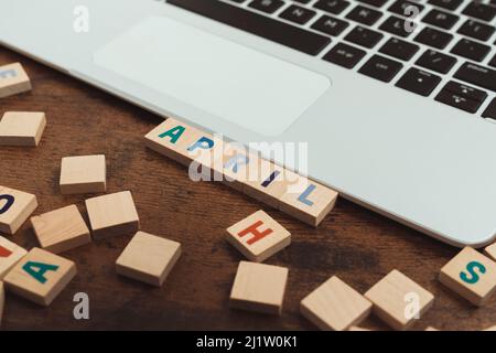 APRIL Wort aus Holzblöcken mit Alphabet Buchstaben Wortschatz Spiel Jahreszeiten des Jahres Konzept. Hochwertige Fotos Stockfoto