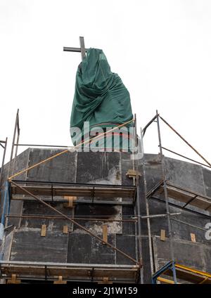 Kiew, Ukraine. 26. März 2022. Denkmal von Wolodymyr dem Großen in einer speziellen Schutzstruktur auf dem Wolodymyrsky-Hügel aus Angst vor einem möglichen Bombardement, während die russischen Streitkräfte ihre umfassende Invasion der Ukraine fortsetzen. Russland marschierte am 24. Februar 2022 in die Ukraine ein und löste damit den größten militärischen Angriff in Europa seit dem Zweiten Weltkrieg aus (Bild: © Mykhaylo Palinchak/SOPA Images via ZUMA Press Wire) Stockfoto