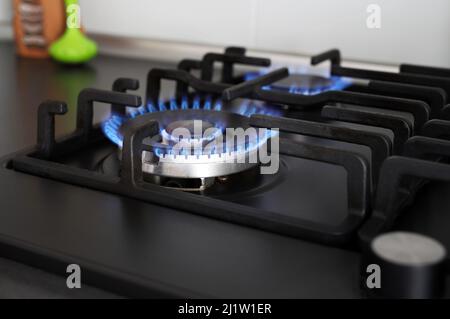 Nahaufnahme des blauen Feuers vom Küchenherd mit Propangas. Herd. Gaskrise. Steigende Preise. Stockfoto