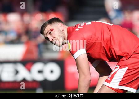 Jordan Tunnicliffe von Crawley bekommt in der ersten Halbzeit einen fiesen Schnitt über sein Auge während des zweiten Spiels der Sky Bet League zwischen Crawley Town und Rochdale AFC im People's Pension Stadium , Crawley , UK - 26.. März 2022 nur für redaktionelle Verwendung. Keine Verkaufsförderung. Für Football-Bilder gelten Einschränkungen für FA und Premier League. Keine Nutzung des Internets/Handys ohne FAPL-Lizenz - für Details wenden Sie sich an Football Dataco Stockfoto