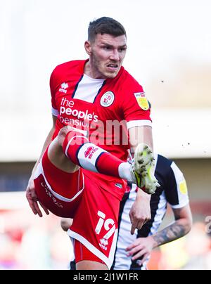 Jordan Tunnicliffe von Crawley während des Sky Bet League-Zweikampf zwischen Crawley Town und Rochdale AFC im People's Pension Stadium , Crawley , Großbritannien - 26.. März 2022 nur für den redaktionellen Gebrauch. Keine Verkaufsförderung. Für Football-Bilder gelten Einschränkungen für FA und Premier League. Keine Nutzung des Internets/Handys ohne FAPL-Lizenz - für Details wenden Sie sich an Football Dataco Stockfoto