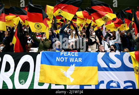 Freundschaftsspiel, PreZero Arena Sinsheim: Deutschland gegen Israel; deutsche Fans mit deutscher Flagge und Friedensflagge für die Ukraine Stockfoto