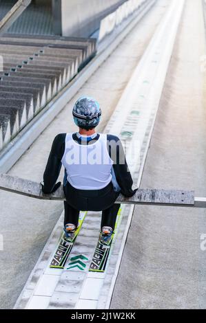 Skispringer bereitet sich auf seinen Sprung vor Stockfoto
