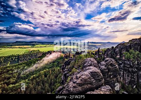 Landschaft mit Felsformationen und das Elbtal im Schrammsteine-Gebiet des Nationalparks Sächsische Schweiz bei Sonnenuntergang. Stockfoto