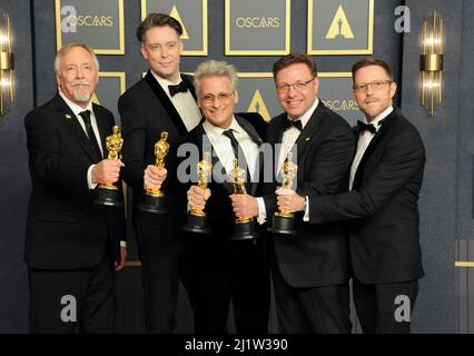 Los Angeles, Kalifornien. 27. März 2022. Doug Hemphill, Theo Green, Mark Mangini, Ron Bartlett, Mac Ruth im Presseraum für die Academy Awards 94. - Presseraum, Dolby Theater, Los Angeles, CA 27. März 2022. Kredit: Elizabeth Goodenough/Everett Collection/Alamy Live Nachrichten Stockfoto