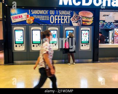 Paris, Frankreich, Menschen, die Lebensmittel an einem Automaten im französischen McDonald's Fast Food Restaurant, Les Halles Forum, Woman Walking in Front, globalisiertes Essen kaufen Stockfoto
