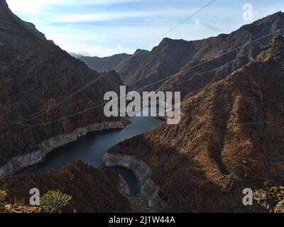 Schöne Aussicht auf den abgelegenen Stausee Presa del Parralillo in den westlichen Bergen von Gran Canaria, Kanarische Inseln, Spanien in einem schattigen Tal. Stockfoto