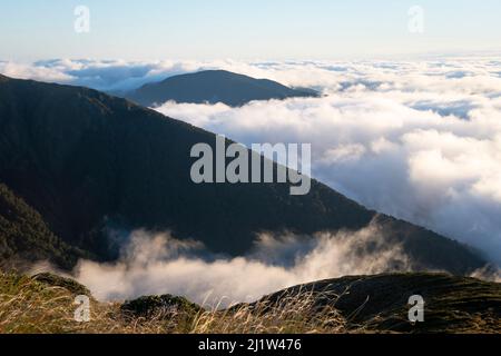 Niedrige Wolke unter den Bergen, über den Wairarapa Ebenen, Holdsworth-Jumbo Schaltung, Tararua Ranges, North Island, Neuseeland Stockfoto