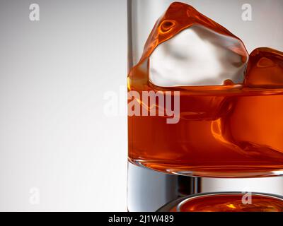Makroansicht eines eleganten Whiskys mit Eiswürfeln in einem Glas. Konzept für harte Getränke. Stockfoto