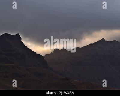Wunderschöne Aussicht auf die zerklüfteten Berge an der Westküste der Insel Gran Canaria, Spanien bei La Aldea de San Nicolas von der GC-200 aus gesehen. Stockfoto