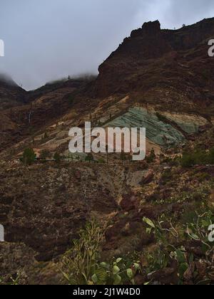 Wunderschöne Landschaft mit den bunten Vulkanfelsen Los Azulejos De Veneguera in den westlichen Bergen von Gran Canaria, Kanarische Inseln, Spanien. Stockfoto