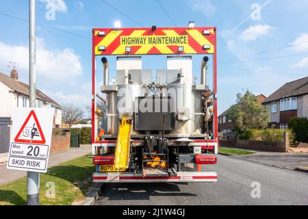 Ein Leine Lackieren LKW geparkt am Straßenrand, um Linien auf einer neu sanierten Straße neu zu lackieren. Stockfoto