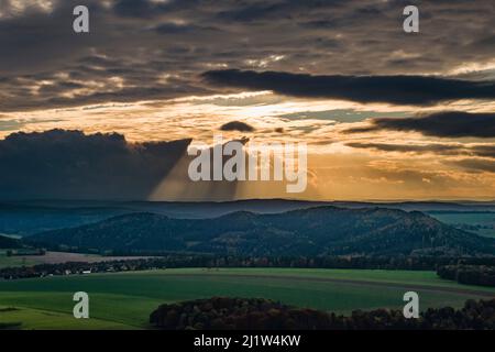 Landschaft im Schrammsteine-Gebiet des Nationalparks Sächsische Schweiz bei Sonnenuntergang. Stockfoto