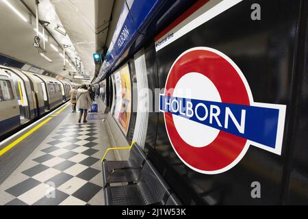 Holborn U-Bahn Station London UK; Zug am Bahnsteig ankommend, und Schild, Holborn U-Bahn Station, TFL, London U-Bahn Station, London, Großbritannien Stockfoto