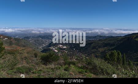 Schöner Panoramablick über den Nordosten der Insel Gran Canaria, Kanarische Inseln, Spanien an sonnigen Tagen mit Bergen von grüner Vegetation bedeckt. Stockfoto