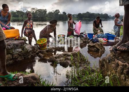 Lokale Frauen waschen Kleidung in Fluss, Oshwe, Demokratische Republik Kongo. Stockfoto