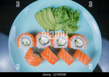 Eine Rolle mit Lachs und weißem Reis und Frischkäse Stockfoto
