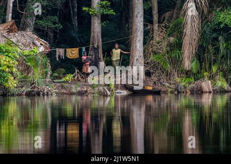 Traditionelle Fischerhütte, die entlang des Flusses Luilaka von Monkoto aus gebaut wurde. Demokratische Republik Kongo. Mai 2017. Stockfoto