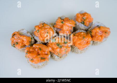 Eine japanische Rolle mit Sesamsamen und Reis Stockfoto
