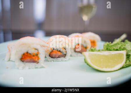 Eine japanische Rolle mit Garnelen und Lachs mit weißem Reis Stockfoto