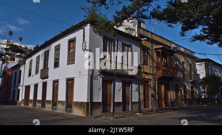 Blick auf alte Gebäude im historischen Zentrum der Kleinstadt Teror im Nordosten der Insel Gran Canaria, Kanarische Inseln, Spanien. Stockfoto