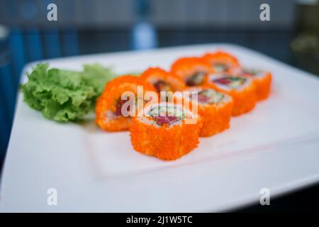 Eine japanische Rolle mit Thunfisch und weißem Reis in Tobiko Kaviar Stockfoto