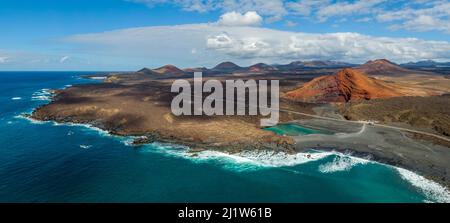 Charco Verde See und volcan Bermeja auf der Insel Lanzarote, Spanien Stockfoto