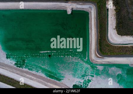 Staumauer, um verlassenen Teich für die Entsorgung und Stapelung von Phosphogypsum in Huelva, Südspanien gebaut. Phosphogypsum ist radioaktiv Stockfoto