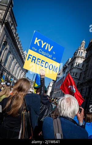 Tausende marschieren solidarisch gegen den Krieg in der Ukraine. "London steht mit der Ukraine" zeigt die Unterstützung für das ukrainische Volk. friedensmarsch in London. Stockfoto