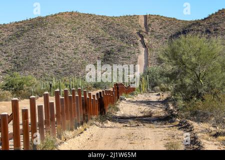 Grenzposten durch die Sonoran-Wüste entlang der Grenze zwischen Mexiko und den USA, vor dem Bau einer 30 Fuß hohen Stahlwand. Blick aus Mexiko, Organ Pipe National Monume Stockfoto