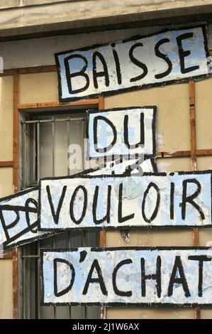 FRANKREICH. PARIS (75) 11TH BEZIRK. RUE DE CHARONNE. STREET ART ( SLOGAN RÜCKGANG DER KAUFKRAFT ) Stockfoto