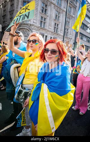 Tausende marschieren solidarisch gegen den Krieg in der Ukraine. "London steht mit der Ukraine" zeigt die Unterstützung für das ukrainische Volk. friedensmarsch in London. Stockfoto