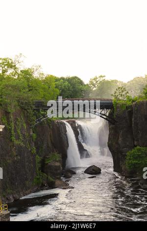 Eine vertikale Aufnahme der Großen Wasserfälle des Passaic River. Pherson Great Falls National Historical Park. Stockfoto