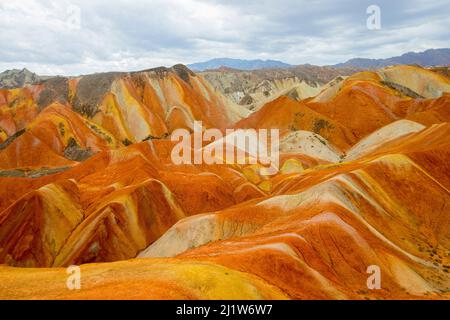 Rainbow Mountains, Schichten in erodierten Hügeln aus sedimentärem Konglomerat und Sandstein. Zhangye National Geopark, China Danxia UNESCO-Weltkulturerbe Stockfoto