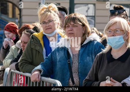 Ukrainische Frauen warten in der Schlange, müde, aber brauchen nach wochenlangem Laufen einen Wechsel der Kleidung. Krakau, Polen, 22. Mai 2022. Seit der russischen Invasion vor einem Monat sind mehr als 3,8 Millionen Menschen aus der Ukraine geflohen, wie UN-Zahlen am Sonntag zeigen, aber der Flüchtlingsstrom hat sich deutlich verlangsamt. Das UN-Flüchtlingshilfswerk UNHCR sagte, dass 3.821.049 Ukrainer aus dem Land geflohen seien - ein Anstieg von 48.450 gegenüber den Zahlen vom Samstag. Rund 90 Prozent von ihnen seien Frauen und Kinder, fügte sie hinzu. Foto von Emilie Madi/ABACAPRESS.COM Stockfoto