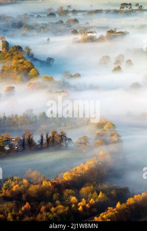 Nebliger Morgen über dem Derwent Valley vom Latrigg Lake District National Park, Cumbria, England Stockfoto