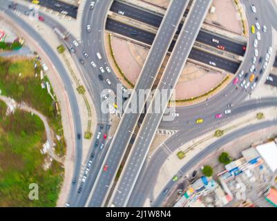 Moderner Stadtverkehr mit Expressway, Straße und Kreisverkehr, mehrstufiger Autobahnkreuzung, Draufsicht. Stockfoto