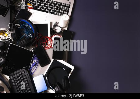 Alte Computer, digitale Tablets, Mobiltelefone, viele gebrauchte elektronische Geräte, kaputte Haushalte und Geräte auf grauem Hintergrund. Geplant Stockfoto