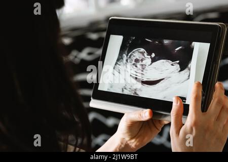 Inhalt afroamerikanische Bloggerin mit Afro-Frisur Puder auf die Wange mit Pinsel auftragen, während sie das Make-up-Tutorial auf dem Smartphone mit Rin aufzeichnet Stockfoto