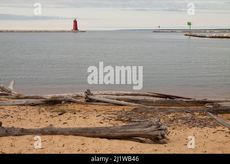 Ein Breakwater Lighthouse am Lake Michigan Stockfoto