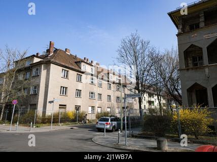 Berlin, Deutschland. 25. März 2022. Leerstehende, baufällige Mehrfamilienhäuser sind in der Königswinterstraße an der Ecke Andernacher Straße in Karlshorst zwischen sanierten Häusern zu sehen. Es handelt sich um ehemalige Wohnblocks der Roten Armee, die seit dem Abzug im Jahr 1994 leer standen. Nun hat die Russische Föderation das Grundstück verkauft. Ein Investor will die Gebäude abreißen und Wohnungen bauen. Quelle: Jens Kalaene/dpa-Zentralbild/ZB/dpa/Alamy Live News Stockfoto