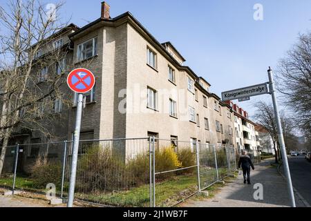 Berlin, Deutschland. 25. März 2022. Leerstehende, baufällige Mehrfamilienhäuser sind in der Königswinterstraße an der Ecke Andernacher Straße in Karlshorst zwischen sanierten Häusern zu sehen. Es handelt sich um ehemalige Wohnblocks der Roten Armee, die seit dem Abzug im Jahr 1994 leer standen. Nun hat die Russische Föderation das Grundstück verkauft. Ein Investor will die Gebäude abreißen und Wohnungen bauen. Quelle: Jens Kalaene/dpa-Zentralbild/ZB/dpa/Alamy Live News Stockfoto