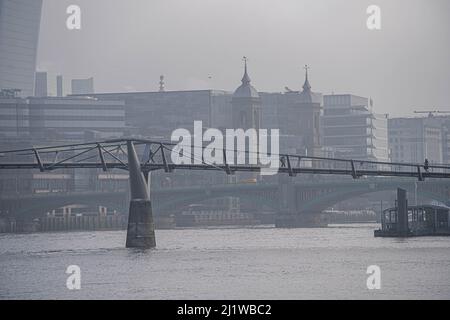 LONDON, GROSSBRITANNIEN. 28 März, 2022 . Fußgänger, die auf der Jahrtausendbrücke in einen dicken Morgennebel gehüllt gehen. Die Prognose ist für Sonneneinflüsse und kühleres Wetter, da die Temperaturen bis Donnerstag in dieser Woche um 13C auf Tiefs von nur 2C sinken werden. Kredit: amer ghazzal/Alamy Live Nachrichten Stockfoto