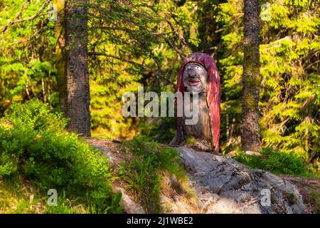 Bergen, Norwegen - 28. Mai 2018: Bunte Holzskulptur Fabelwesen Wache der Waldlegende. Floyen Hill. Stockfoto