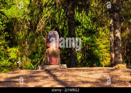 Bergen, Norwegen - 28. Mai 2018: Bunte Holzskulptur Fabelwesen Wache der Waldlegende. Floyen Hill. Stockfoto