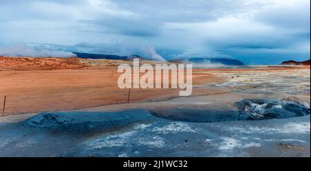 Surreales geothermisches Gebiet Namafjall in der Nähe von Myvatn im Nordosten Islands. Es ist ein aktiver Vulkan, der zum Krafla-Vulkansystem gehört. Es gibt sogar Stockfoto