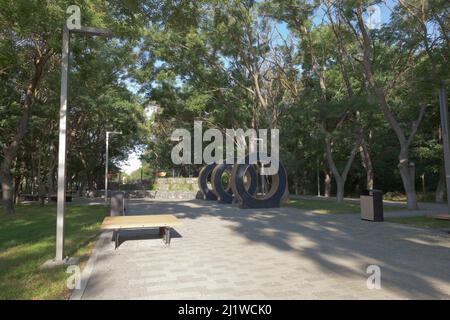 Jewpatoria, Krim, Russland - 23. Juli 2021: Die Eingangsgruppe zum Schlittschuhareal des Moinak-Parks in der Stadt Jewpatoria, Krim Stockfoto