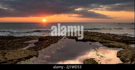 Sommersonnenaufgang auf Thornwick Bay, Yorkshire, Großbritannien Stockfoto