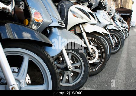 Parkplatz für moderne Gurkeufer im italienischen Mailand - Bild Stockfoto